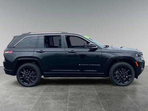 Used 2023 Jeep Grand Cherokee Overland w/ Luxury Tech Group IV AWD/4WD image 6
