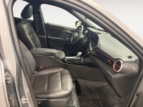 Used 2024 Chevrolet Trax RS w/ Sunroof Package image 16