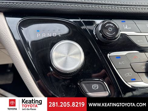 Used 2024 Chrysler Pacifica Select image 21