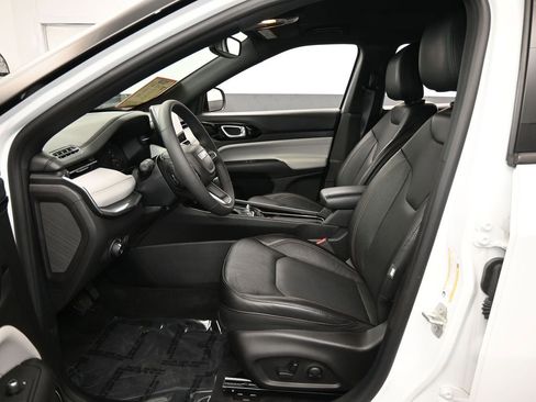 Used 2023 Jeep Compass Limited image 11