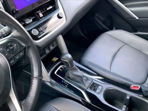 Used 2023 Toyota Corolla Cross XLE w/ Convenience Package FWD image 16
