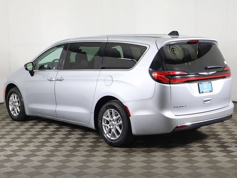 Used 2024 Chrysler Pacifica Touring-L FWD image 10