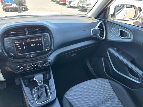 Used 2025 Kia Soul LX w/ LX Technology Package FWD image 30