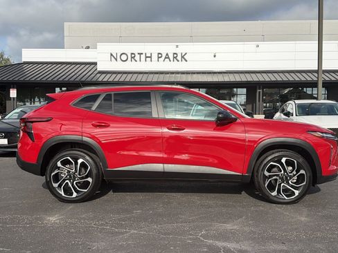 Used 2026 Chevrolet Trax RS FWD image 3