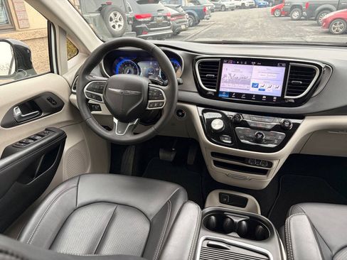Used 2024 Chrysler Pacifica Touring-L FWD image 7