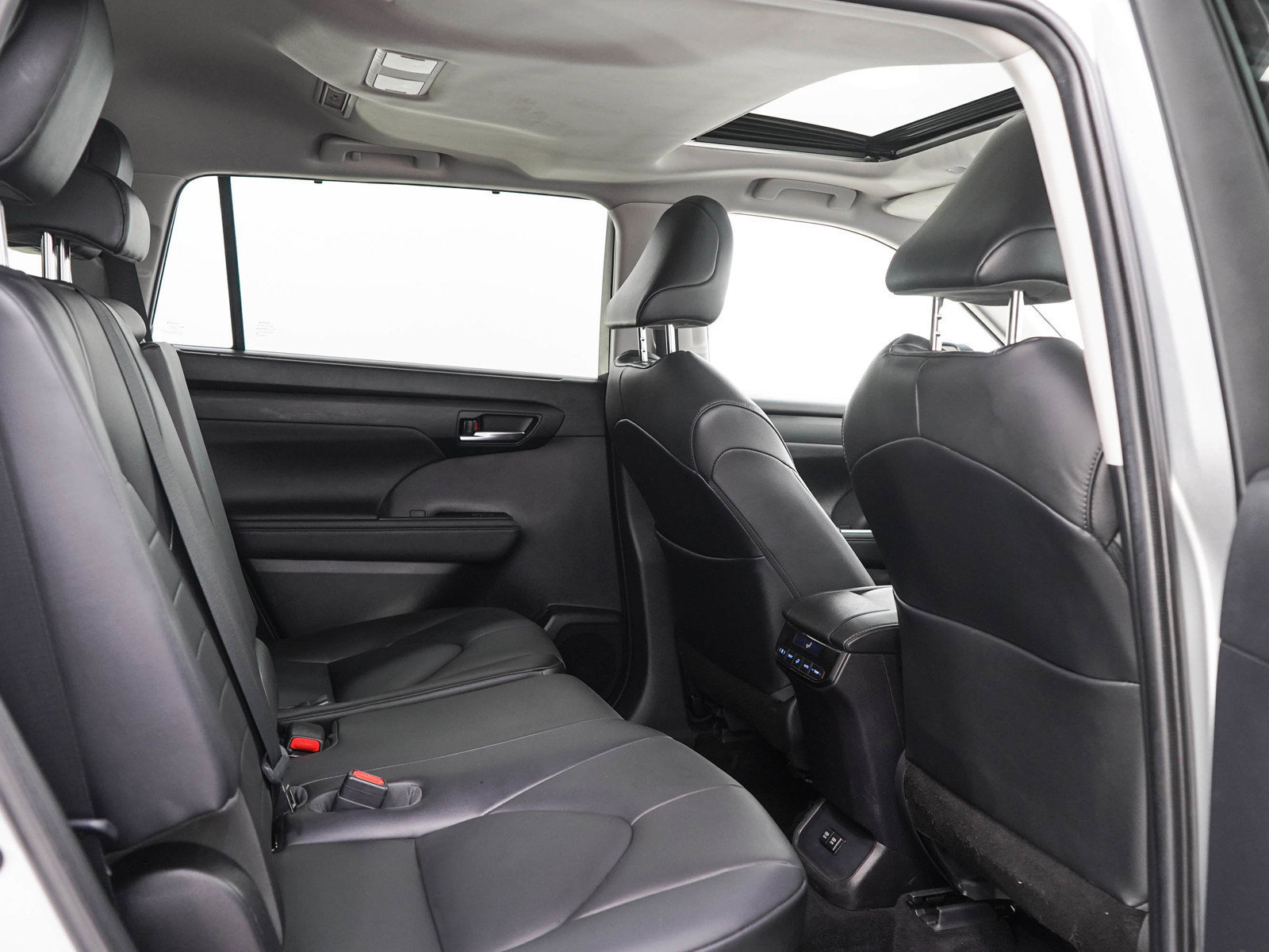 Used 2020 Toyota Highlander XLE AWD/4WD image 14