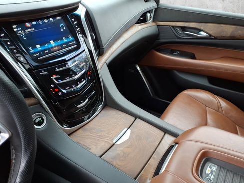 Used 2019 Cadillac Escalade Premium Luxury AWD/4WD image 23