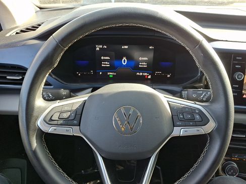 Used 2023 Volkswagen Taos SE w/ Panoramic Sunroof Package image 21