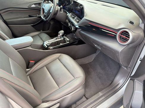 Certified 2025 Chevrolet Trax RS w/ Sunroof Package FWD image 31