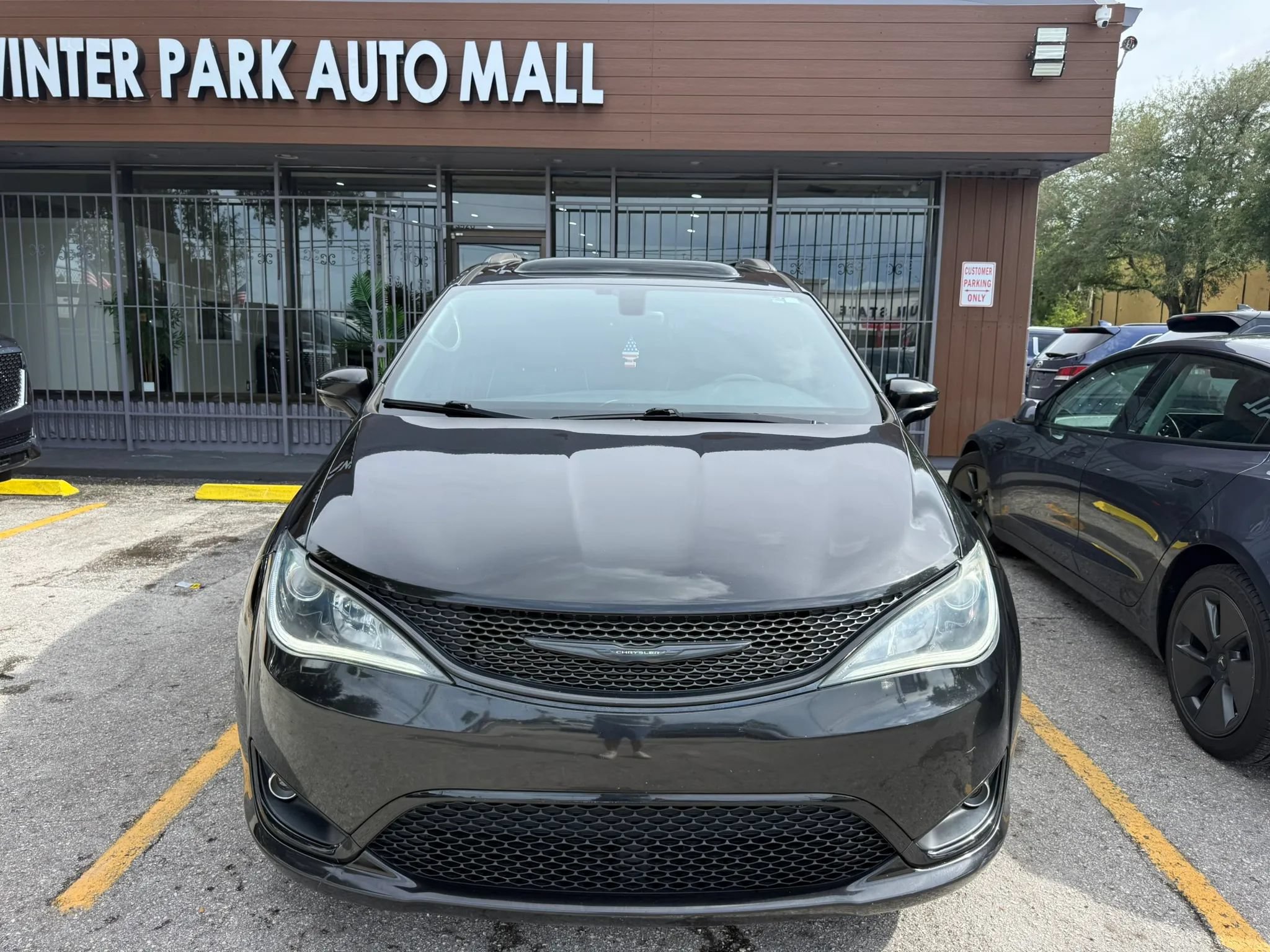 Used 2019 Chrysler Pacifica Limited w/ S Appearance Package FWD image 2