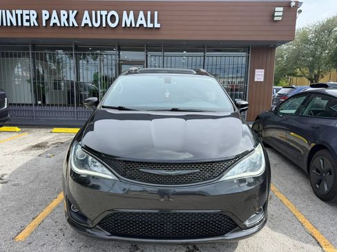 Used 2019 Chrysler Pacifica Limited w/ S Appearance Package FWD image 2