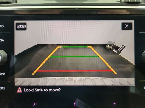 Used 2023 Volkswagen Tiguan SE w/ Panoramic Sunroof Package image 21