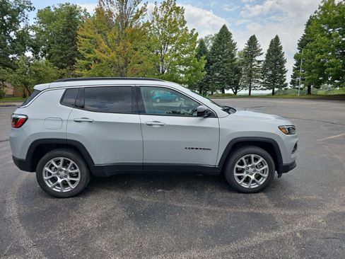 Used 2024 Jeep Compass Latitude AWD/4WD image 7