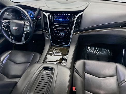 Used 2020 Cadillac Escalade Platinum image 12