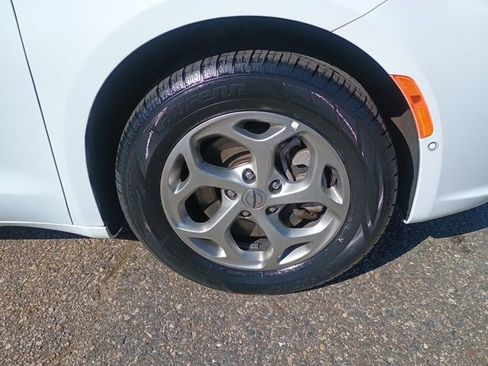 Used 2024 Chrysler Pacifica Limited AWD/4WD image 10