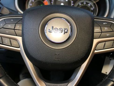 Used 2018 Jeep Cherokee Latitude w/ Cold Weather Group AWD/4WD image 16