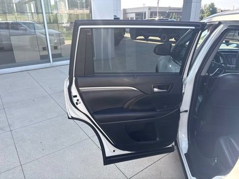 Used 2019 Toyota Highlander Limited Platinum AWD/4WD image 27