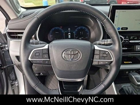 Used 2023 Toyota Highlander L image 19