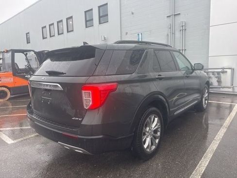 Used 2022 Ford Explorer XLT w/ Equipment Group 202A image 7