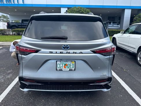 Used 2021 Toyota Sienna XSE FWD image 16