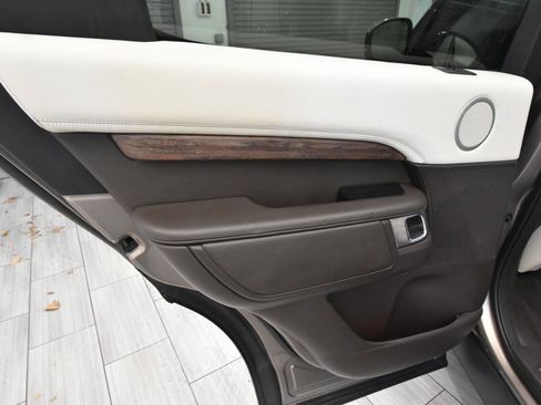 Used 2017 Land Rover Discovery HSE Luxury image 3