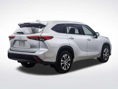 Used 2022 Toyota Highlander XLE AWD/4WD image 5