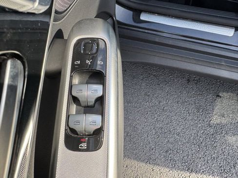 Used 2025 Mercedes-Benz GLC 300 4MATIC image 21