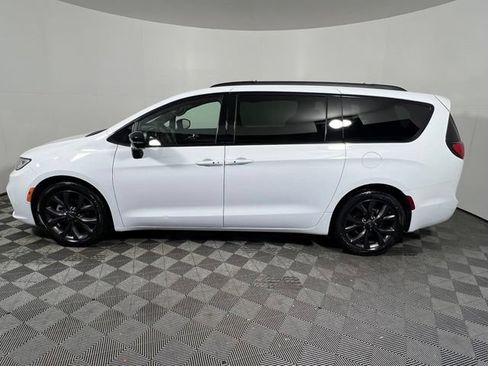 Certified 2023 Chrysler Pacifica Limited w/ Uconnect Theater Family Group FWD image 5