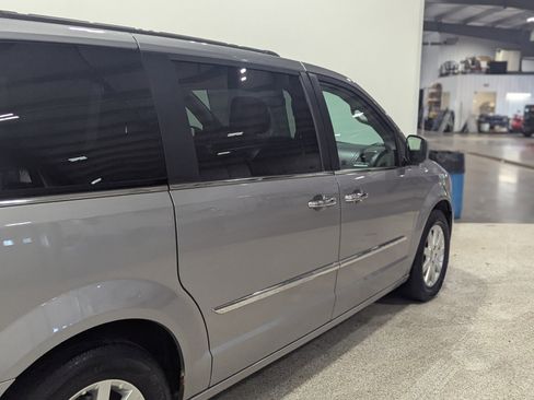 Used 2016 Chrysler Town & Country Touring w/ Driver Convenience Group image 3
