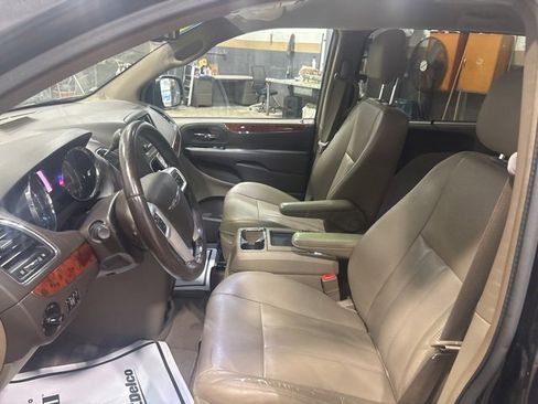 Used 2014 Chrysler Town & Country Touring image 25