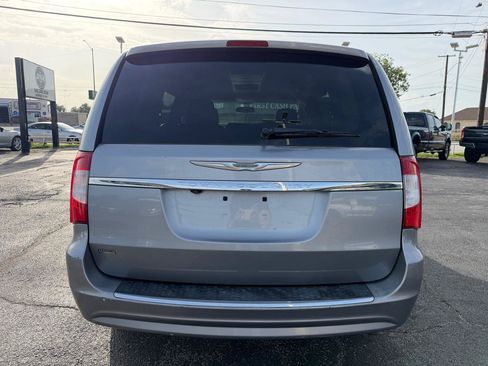 Used 2015 Chrysler Town & Country Touring FWD image 6