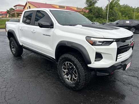 Used 2025 Chevrolet Colorado ZR2 w/ Technology Package AWD/4WD image 3