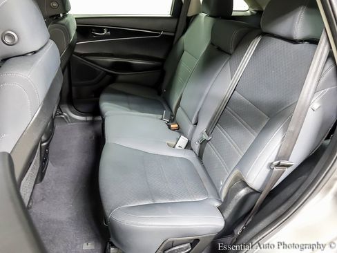 Used 2017 Kia Sorento LX w/ LX Convenience Package image 11