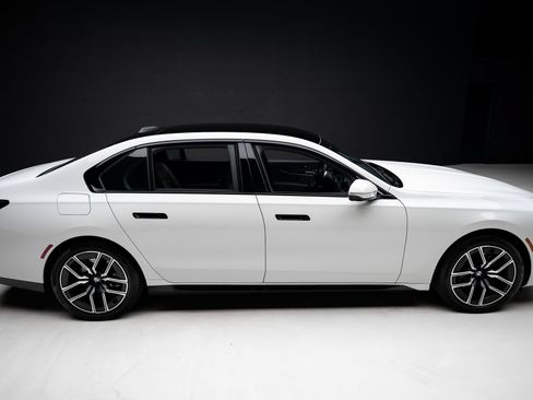 Used 2026 BMW 740i RWD image 32
