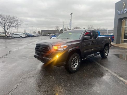 Used 2022 Toyota Tacoma SR image 11