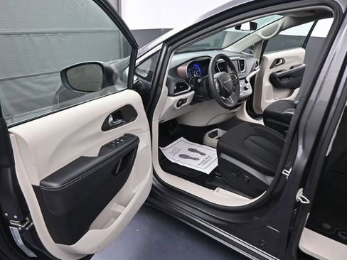 Used 2022 Chrysler Voyager LX image 39