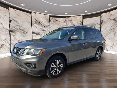 Used 2017 Nissan Pathfinder SV image 1