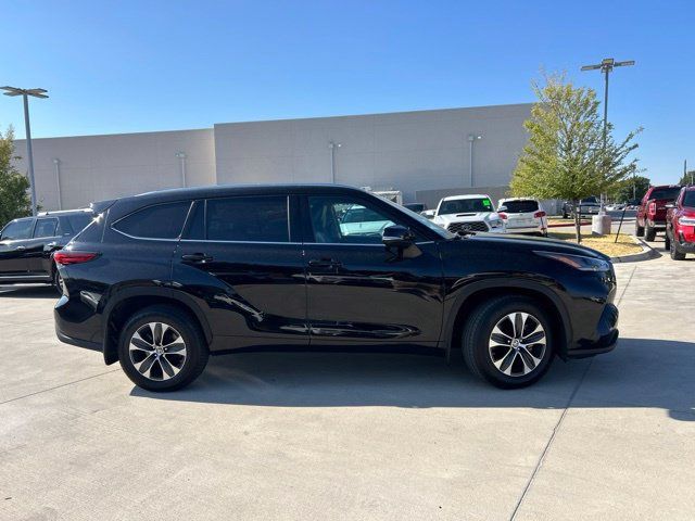 Used 2021 Toyota Highlander XLE AWD/4WD image 2