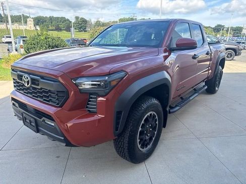 Used 2025 Toyota Tacoma TRD Off-Road w/ TRD Off Road Upgrade Package AWD/4WD image 3
