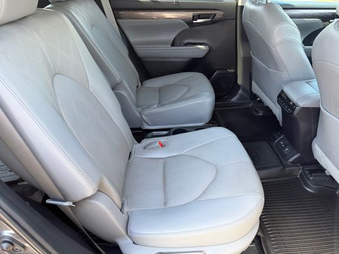 Used 2023 Toyota Highlander Platinum FWD image 13