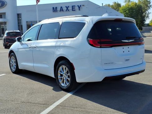 Used 2022 Chrysler Pacifica Touring-L image 7