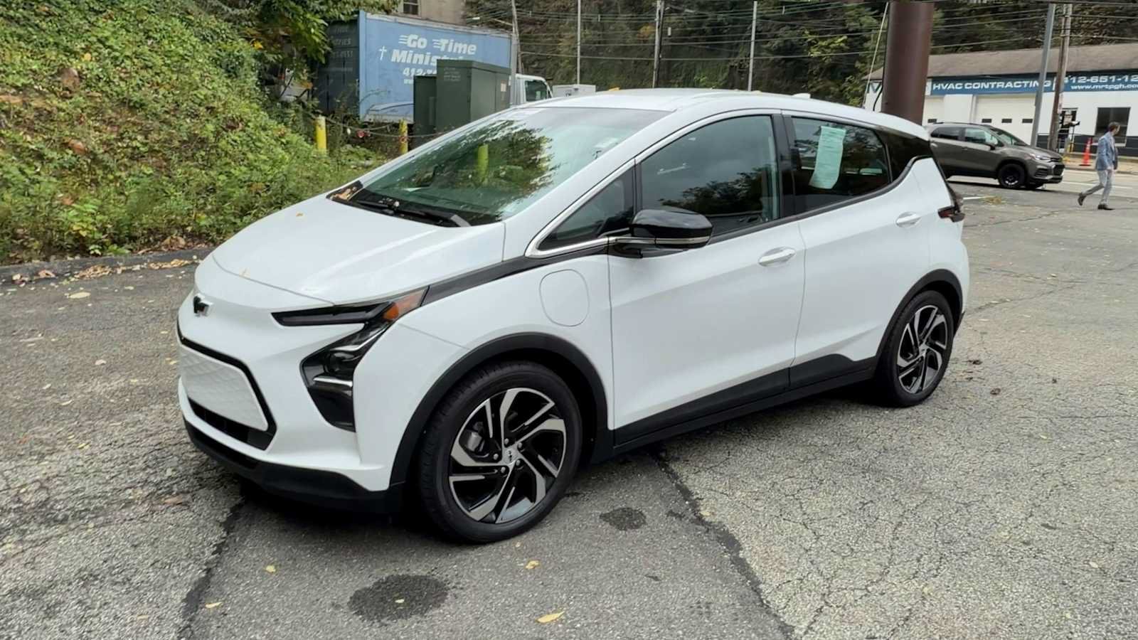 Used 2023 Chevrolet Bolt LT w/ Infotainment Package FWD image 5