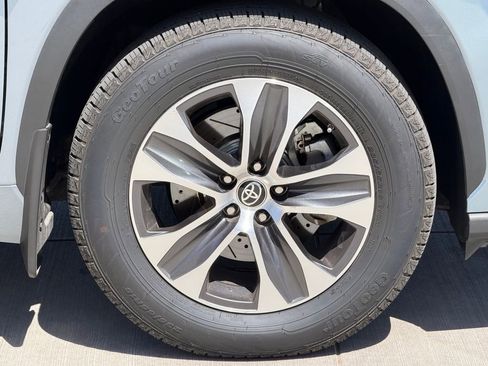 Used 2022 Toyota Highlander XLE FWD image 7