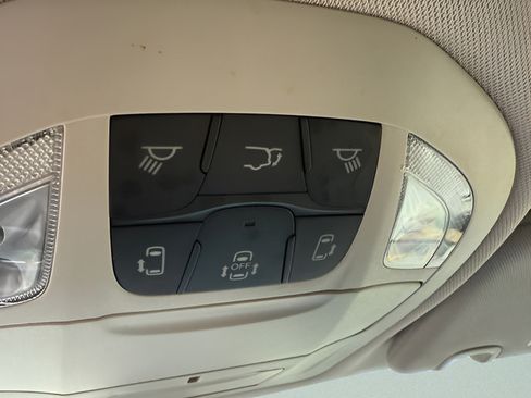 Used 2024 Chrysler Pacifica Touring-L FWD image 16