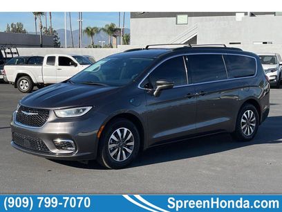Used 2021 Chrysler Pacifica Touring w/ Uconnect Theater Family Group