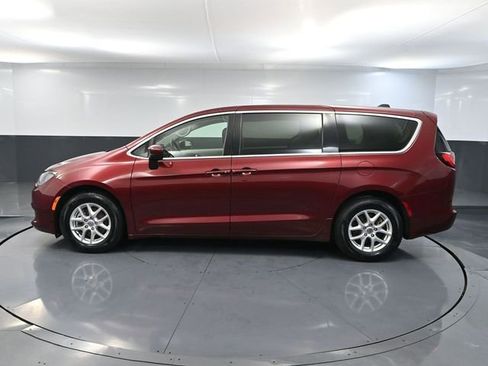 Used 2021 Chrysler Voyager LX image 9