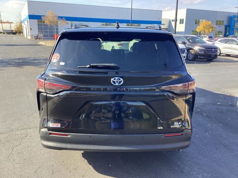 Used 2024 Toyota Sienna XLE image 3