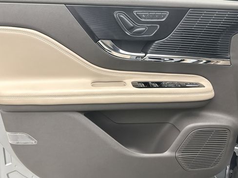 Used 2022 Lincoln Corsair AWD w/ Equipment Group 101A image 9