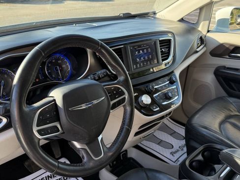 Used 2019 Chrysler Pacifica Touring-L FWD image 11