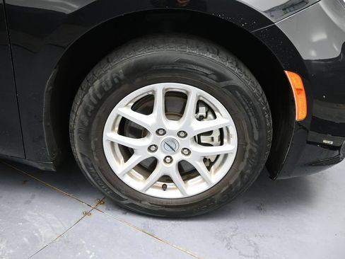Used 2024 Chrysler Pacifica Touring-L FWD image 18